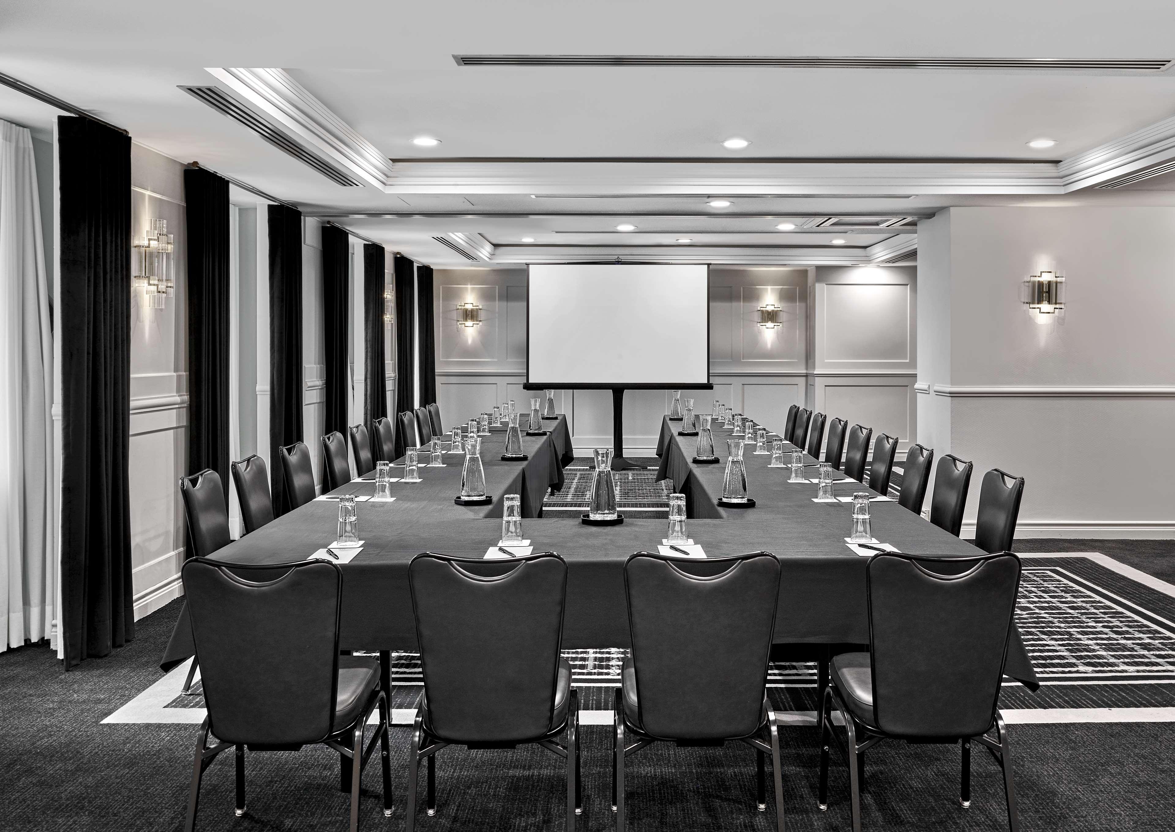 Vogue Hotel Montreal Downtown, Curio Collection By Hilton Ngoại thất bức ảnh