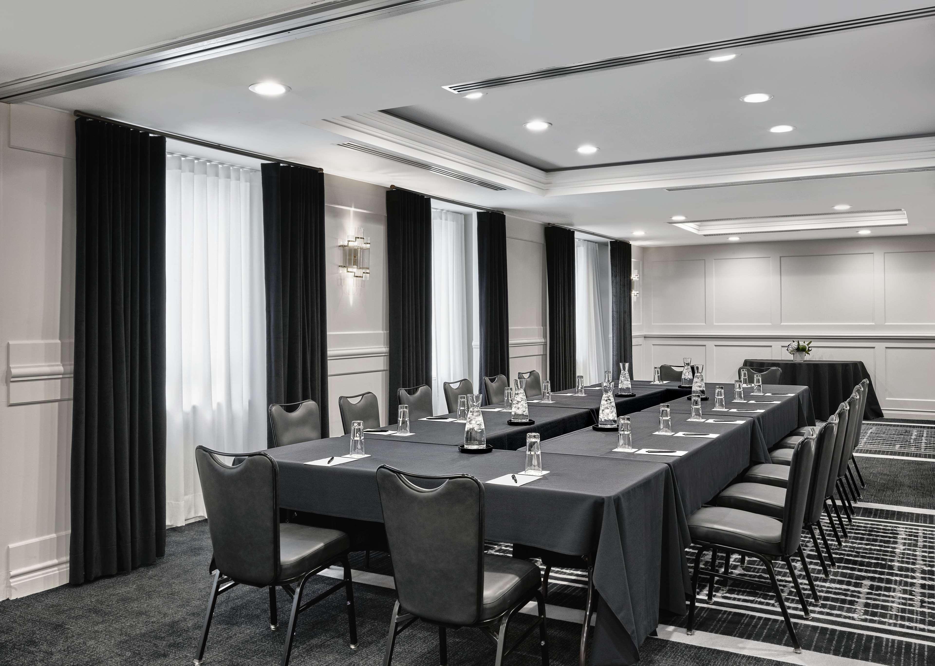 Vogue Hotel Montreal Downtown, Curio Collection By Hilton Ngoại thất bức ảnh