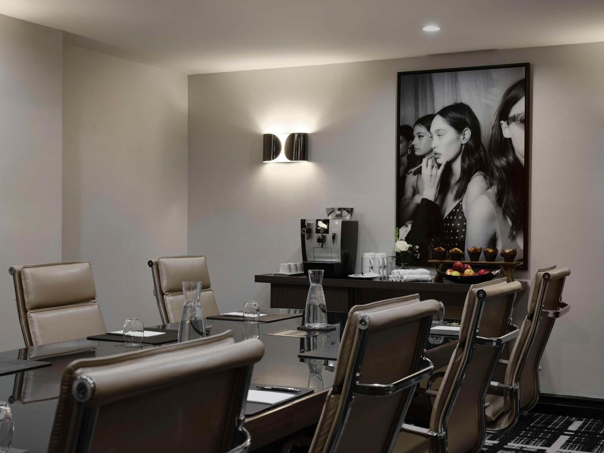Vogue Hotel Montreal Downtown, Curio Collection By Hilton Ngoại thất bức ảnh