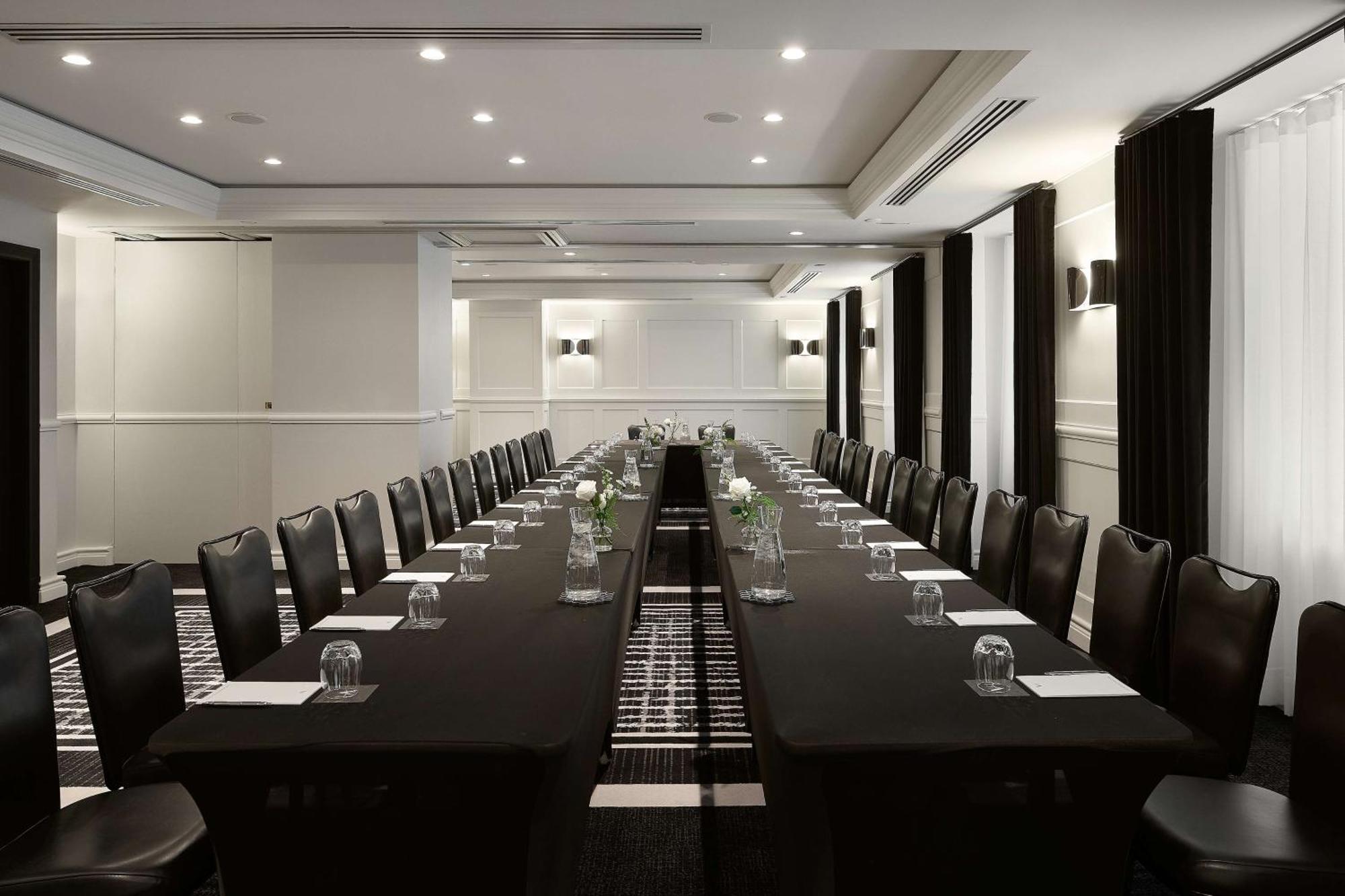 Vogue Hotel Montreal Downtown, Curio Collection By Hilton Ngoại thất bức ảnh