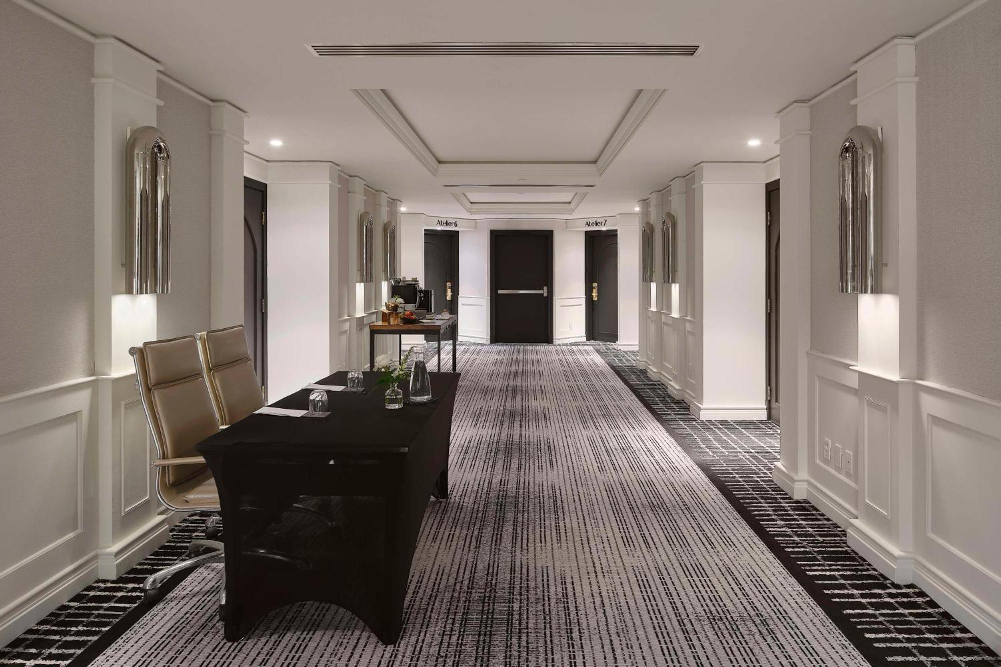 Vogue Hotel Montreal Downtown, Curio Collection By Hilton Ngoại thất bức ảnh
