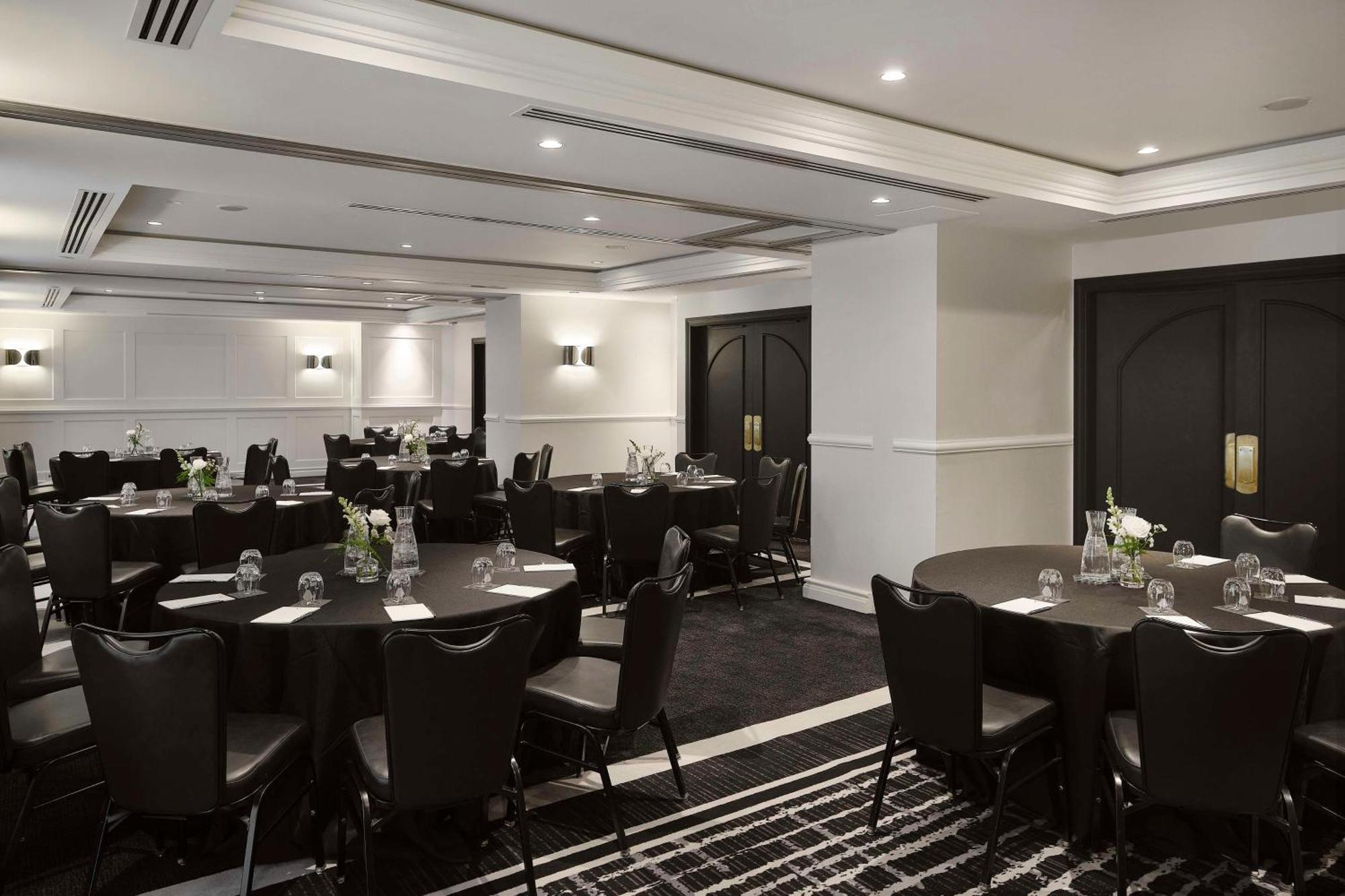 Vogue Hotel Montreal Downtown, Curio Collection By Hilton Ngoại thất bức ảnh