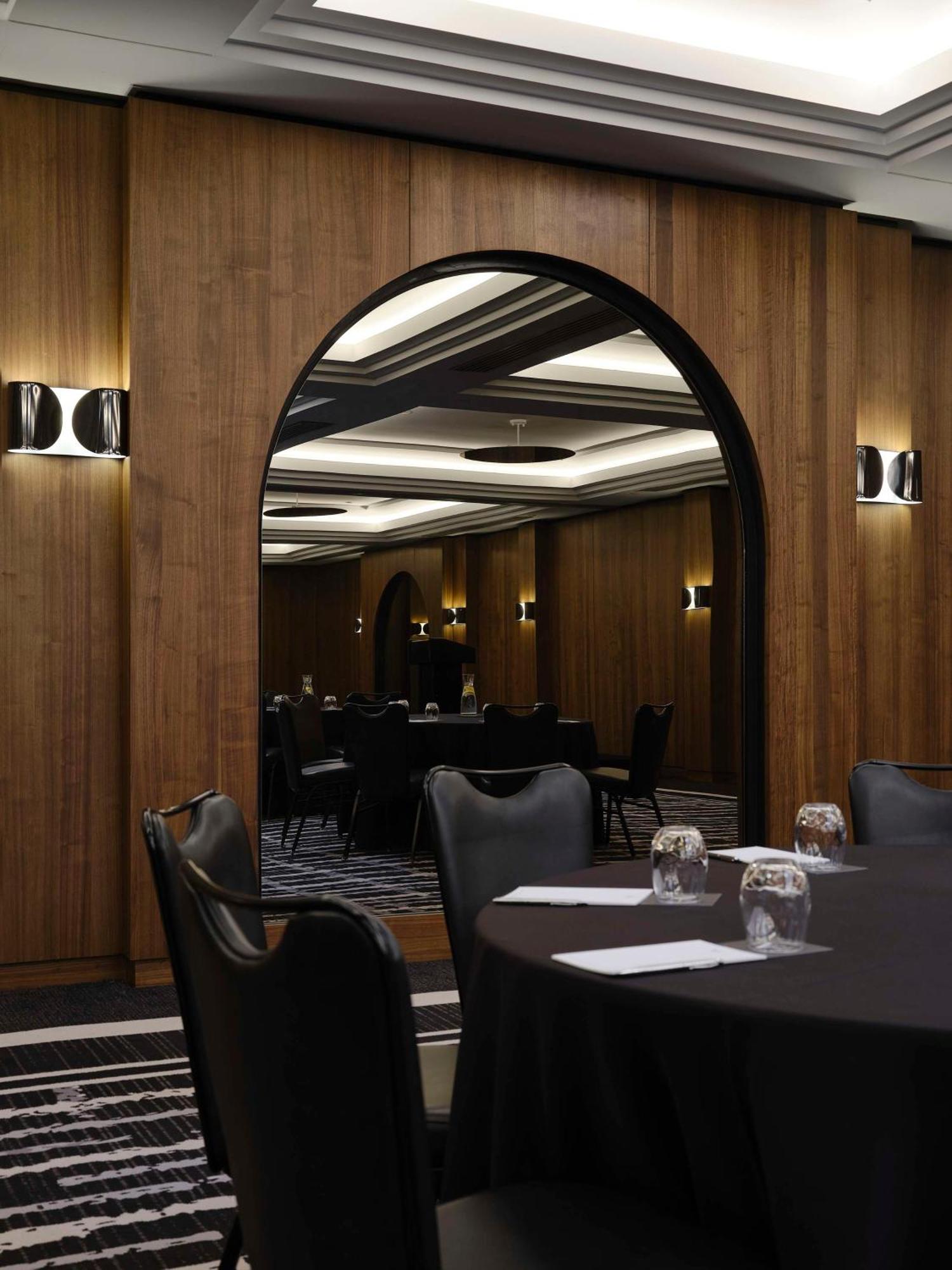 Vogue Hotel Montreal Downtown, Curio Collection By Hilton Ngoại thất bức ảnh