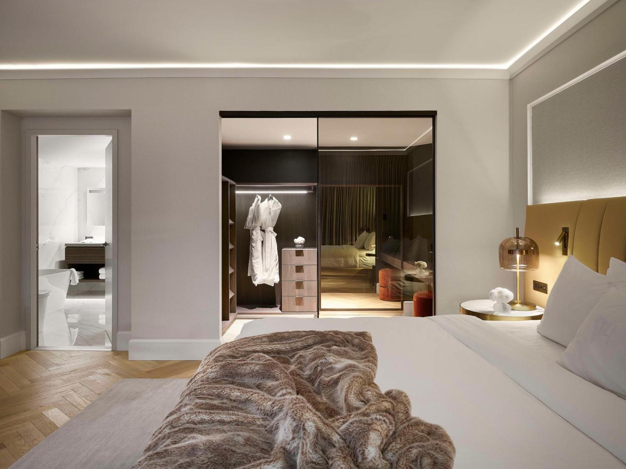 Vogue Hotel Montreal Downtown, Curio Collection By Hilton Ngoại thất bức ảnh
